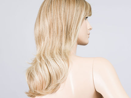 Peluca Flash Mono Part de Ellen Wille, color Sandyblonde Rooted, vista lateral en maniquí