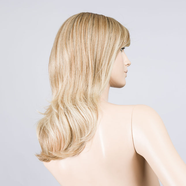 Peluca Flash Mono Part de Ellen Wille, color Sandyblonde Rooted, vista lateral en maniquí