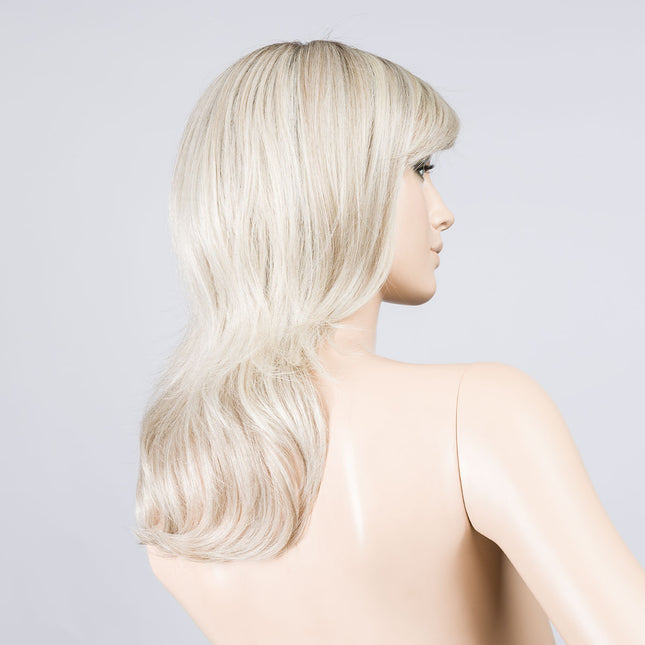Peluca Flash Mono Part de Ellen Wille, color Silverblonde Rooted, vista lateral en maniquí