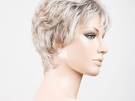 Peluca Foxy Mono de Ellen Wille, color Pearlblonde Rooted, vista lateral en maniquí