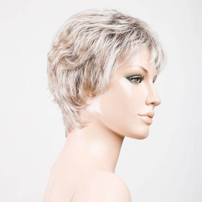 Peluca Foxy Mono de Ellen Wille, color Pearlblonde Rooted, vista lateral en maniquí