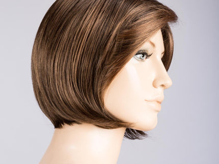 Peluca Fresh Mono Part de Ellen Wille, color Chocolate Rooted, vista lateral en maniquí