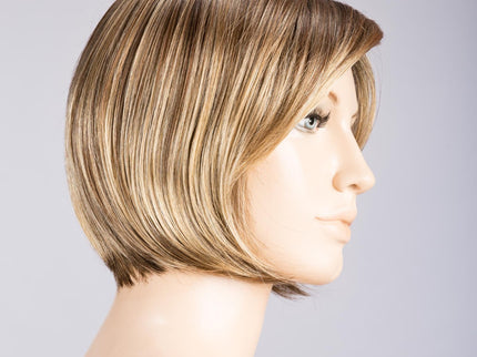 Peluca Fresh Mono Part de Ellen Wille, color Lightbernstein Rooted, vista lateral en maniquí