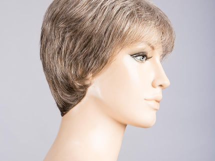 Peluca Ginger Large Mono de Ellen Wille, color Smoke Mix, vista lateral en maniquí