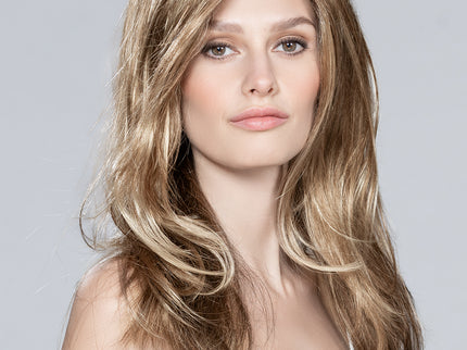 Peluca Glamour Mono Part de Ellen Wille, color Darksand Rooted, fotografía en persona, vista 4
