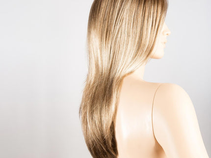 Peluca Glamour Mono Part de Ellen Wille, color Darksand Rooted, vista lateral en maniquí