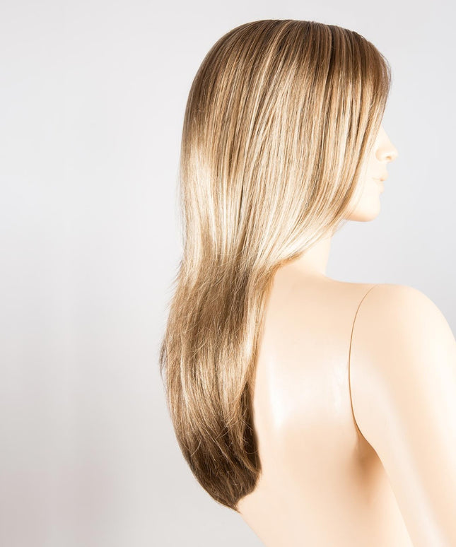 Peluca Glamour Mono Part de Ellen Wille, color Darksand Rooted, vista lateral en maniquí
