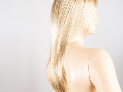 Peluca Glamour Mono Part de Ellen Wille, color Lighthoney Rooted, vista lateral en maniquí