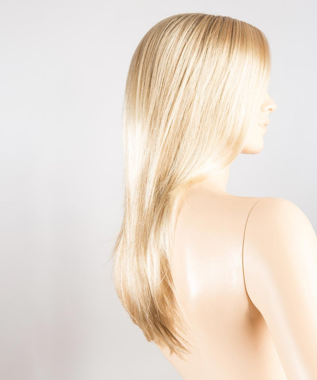 Peluca Glamour Mono Part de Ellen Wille, color Lighthoney Rooted, vista lateral en maniquí
