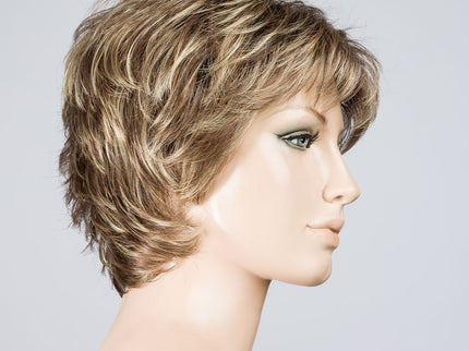 Peluca Keira de Ellen Wille, color Bernstein Rooted, vista lateral en maniquí
