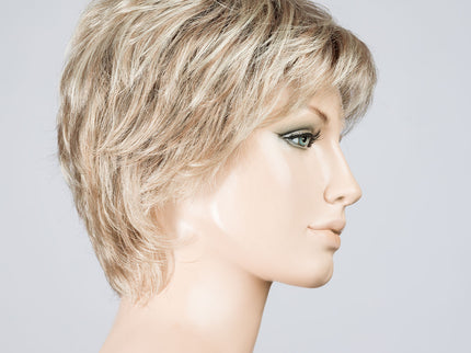 Peluca Keira de Ellen Wille, color Champagne Rooted, vista lateral en maniquí