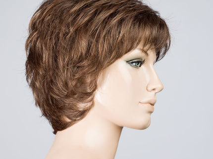 Peluca Keira de Ellen Wille, color Mocca Rooted, vista lateral en maniquí