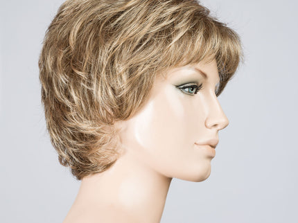 Peluca Keira de Ellen Wille, color Sand Mix, vista lateral en maniquí