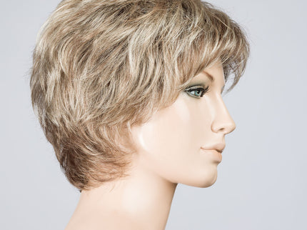 Peluca Keira de Ellen Wille, color Sandmulti Rooted, vista lateral en maniquí