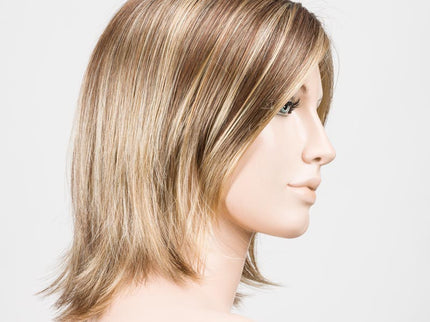 Peluca Limit Mono Part de Ellen Wille, color Bernstein Rooted, vista lateral en maniquí