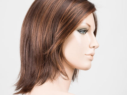 Peluca Limit Mono Part de Ellen Wille, color Chocolate Rooted, vista lateral en maniquí