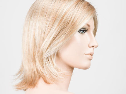 Peluca Limit Mono Part de Ellen Wille, color Lightcaramel Rooted, vista lateral en maniquí