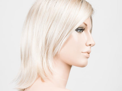 Peluca Limit Mono Part de Ellen Wille, color Lightchampgane Rooted, vista lateral en maniquí