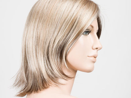 Peluca Limit Mono Part de Ellen Wille, color Sandmulti Rooted, vista lateral en maniquí