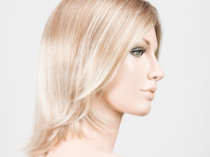 Peluca Limit Mono Part de Ellen Wille, color Sandyblonde Rooted, vista lateral en maniquí