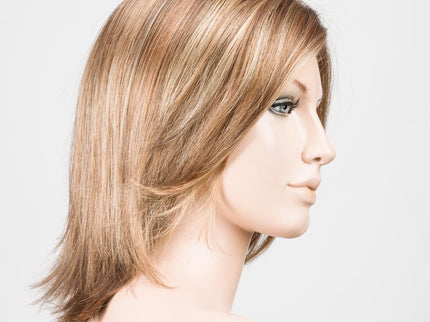 Peluca Limit Mono Part de Ellen Wille, color Tobacco Rooted, vista lateral en maniquí