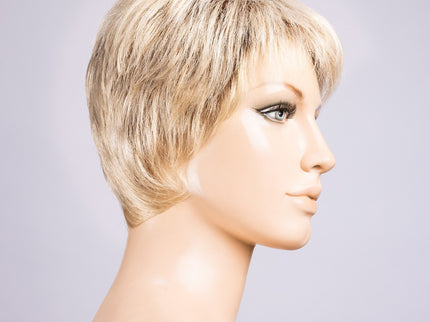 Peluca Liza Small Deluxe de Ellen Wille, color Champagne Rooted, vista lateral en maniquí