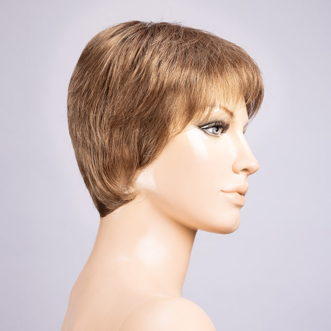 Peluca Liza Small Deluxe de Ellen Wille, color Darksand Mix, vista lateral en maniquí