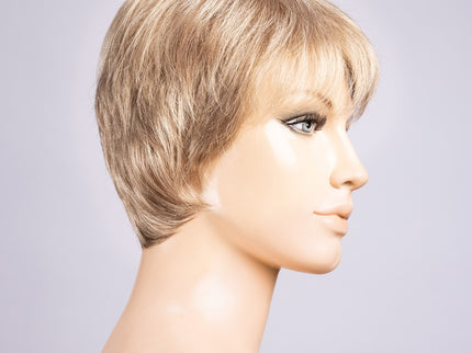 Peluca Liza Small Deluxe de Ellen Wille, color Lightsand Mix, vista lateral en maniquí