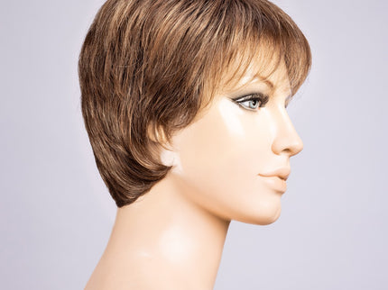 Peluca Liza Small Deluxe de Ellen Wille, color Mocca Rooted, vista lateral en maniquí