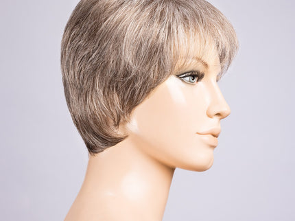 Peluca Liza Small Deluxe de Ellen Wille, color Smoke Mix, vista lateral en maniquí