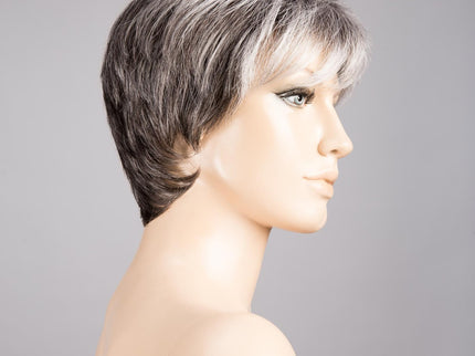 Peluca Love Comfort de Ellen Wille, color Salt/Pepper Rooted, vista lateral en maniquí