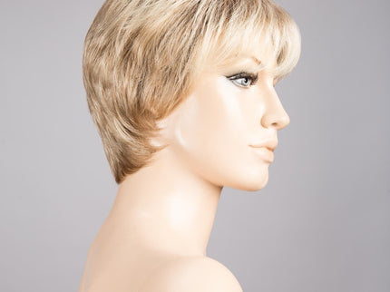 Peluca Love Comfort de Ellen Wille, color Sandyblonde Rooted, vista lateral en maniquí