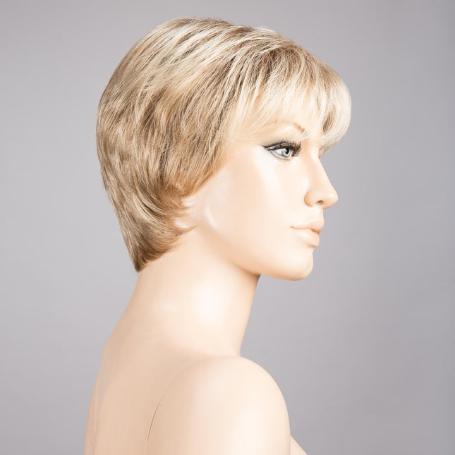 Peluca Love Comfort de Ellen Wille, color Sandyblonde Rooted, vista lateral en maniquí