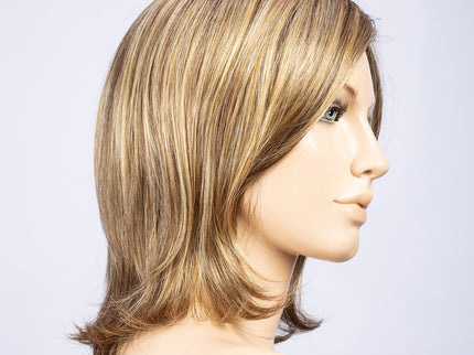Peluca Lucky Mono Part de Ellen Wille, color Bernstein Rooted, vista lateral en maniquí