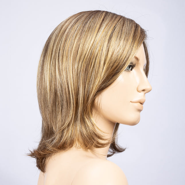 Peluca Lucky Mono Part de Ellen Wille, color Bernstein Rooted, vista lateral en maniquí