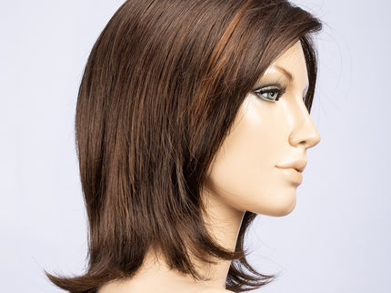 Peluca Lucky Mono Part de Ellen Wille, color Chocolate Mix, vista lateral en maniquí