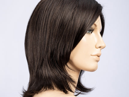 Peluca Lucky Mono Part de Ellen Wille, color Espresso Mix, vista lateral en maniquí