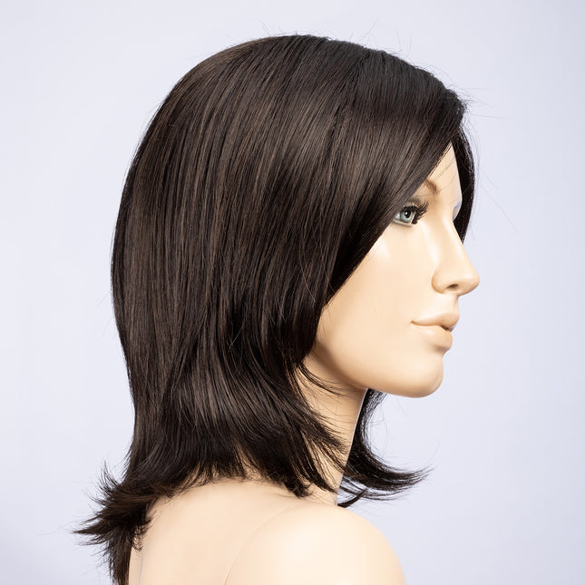 Peluca Lucky Mono Part de Ellen Wille, color Espresso Mix, vista lateral en maniquí