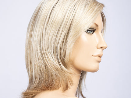 Peluca Lucky Mono Part de Ellen Wille, color Lightchampagne Rooted, vista lateral en maniquí