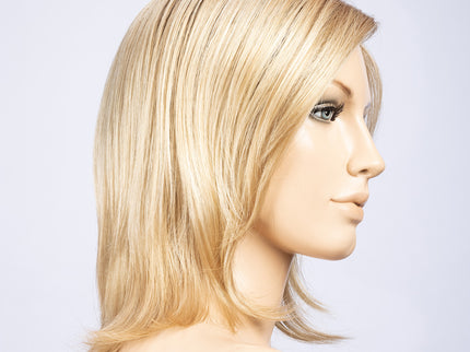 Peluca Lucky Mono Part de Ellen Wille, color Lighthoney Rooted, vista lateral en maniquí