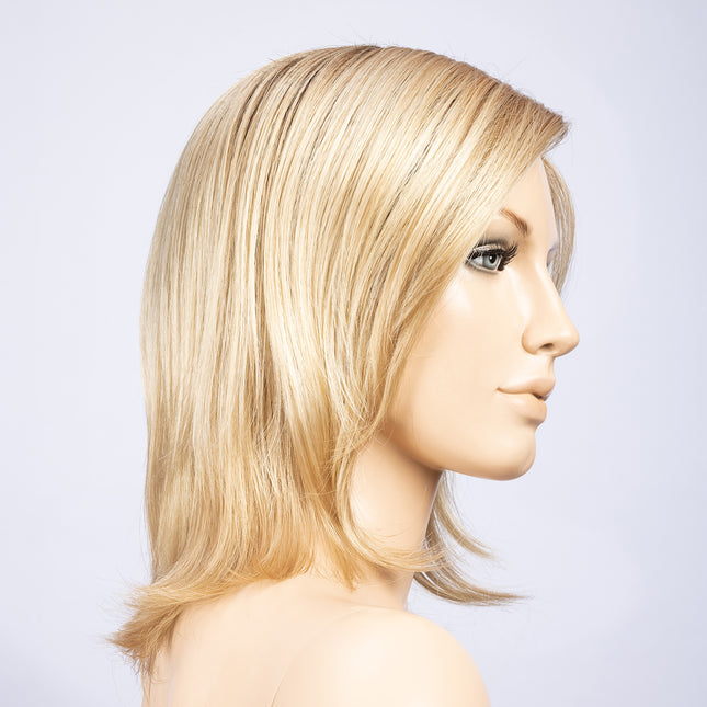 Peluca Lucky Mono Part de Ellen Wille, color Lighthoney Rooted, vista lateral en maniquí