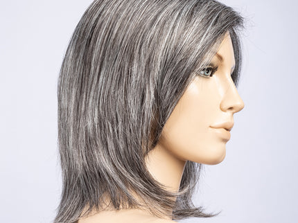 Peluca Lucky Mono Part de Ellen Wille, color Salt/Pepper Mix, vista lateral en maniquí