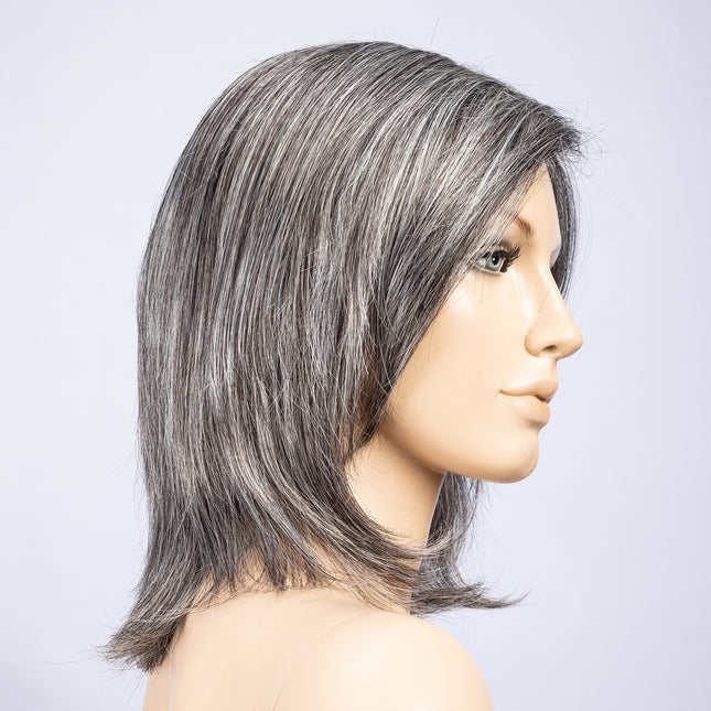 Peluca Lucky Mono Part de Ellen Wille, color Salt/Pepper Mix, vista lateral en maniquí
