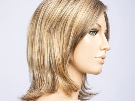 Peluca Lucky Mono Part de Ellen Wille, color Sand Rooted, vista lateral en maniquí