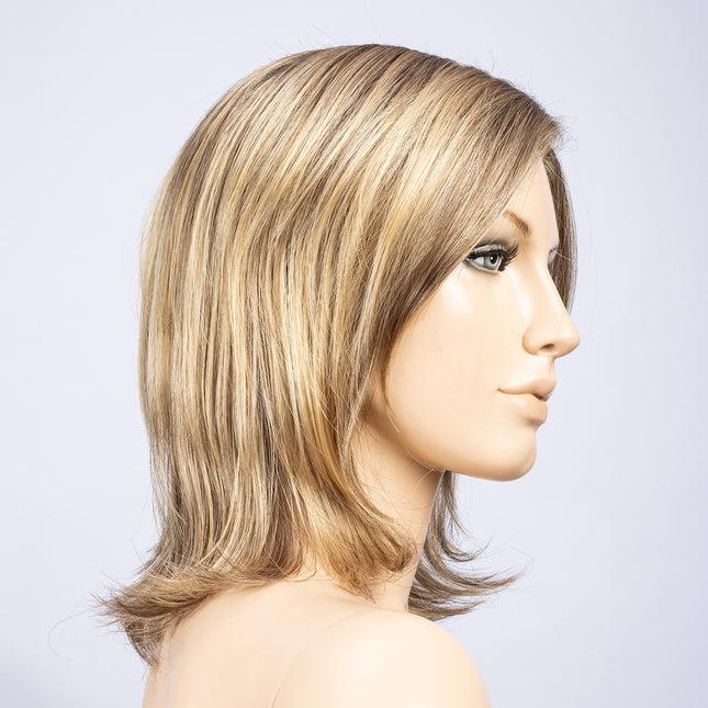 Peluca Lucky Mono Part de Ellen Wille, color Sand Rooted, vista lateral en maniquí