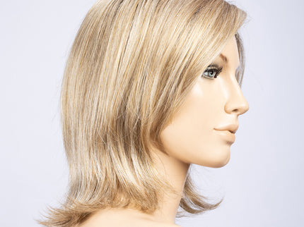 Peluca Lucky Mono Part de Ellen Wille, color Sandyblonde Rooted, vista lateral en maniquí