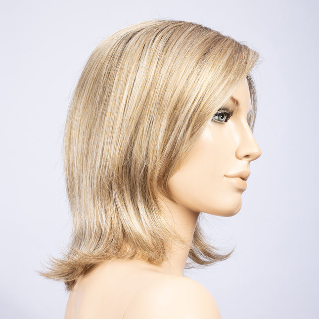 Peluca Lucky Mono Part de Ellen Wille, color Sandyblonde Rooted, vista lateral en maniquí