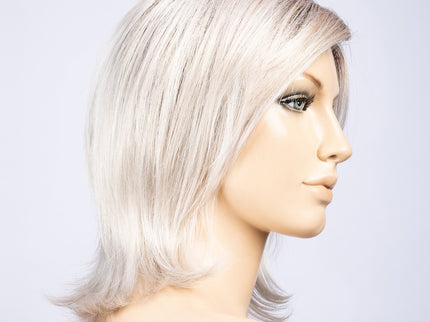 Peluca Lucky Mono Part de Ellen Wille, color Silverblonde Rooted, vista lateral en maniquí