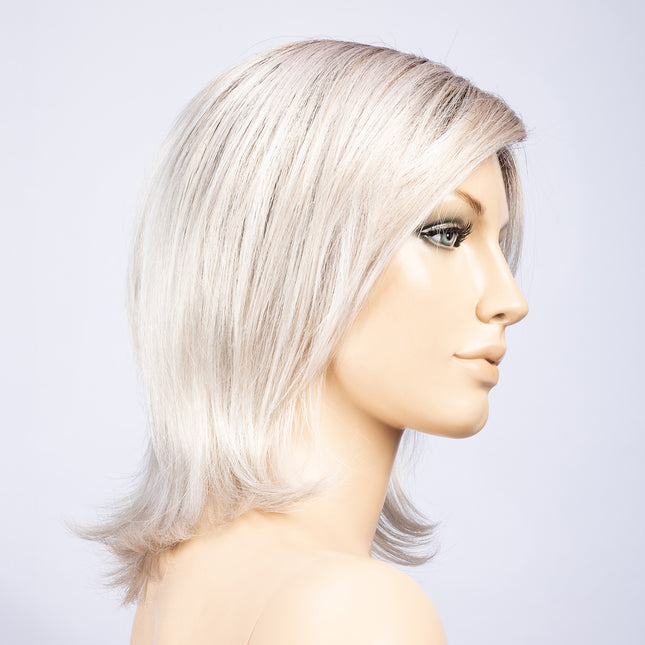 Peluca Lucky Mono Part de Ellen Wille, color Silverblonde Rooted, vista lateral en maniquí