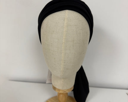 Pañuelo oncológico Martina Black Carla Bedia, vista frontal en maniquí